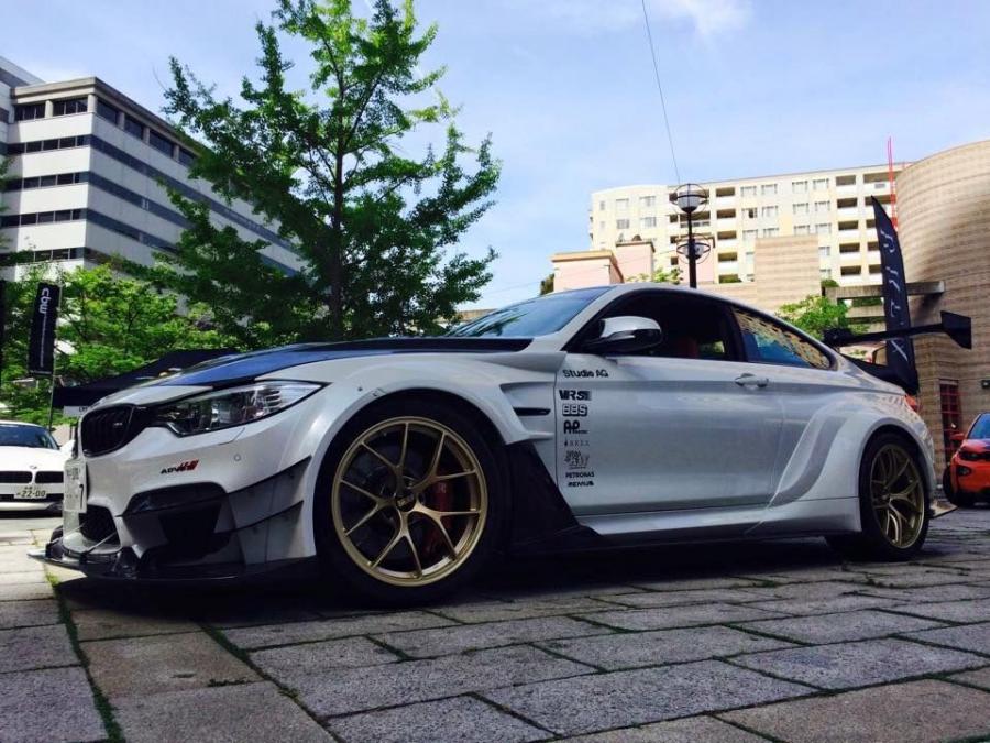  BMW M4 Coupe by Varis 2015 года  (фото 2 из 4)